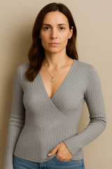 Top z prążkiem i dekoltem V z zaokrąglonym przodem