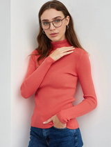 Klasyczny sweter z golfem dla kobiet