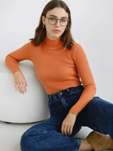 Klasyczny sweter z golfem dla kobiet