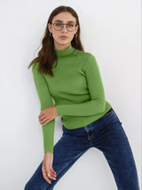 Klasyczny sweter z golfem dla kobiet